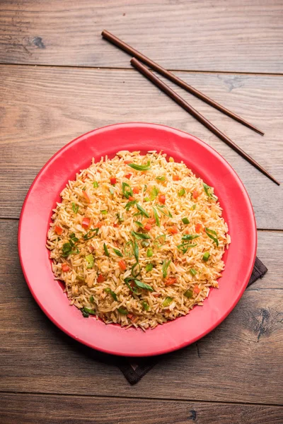 Schezwan Fried Rice Masala Популярная Индокитайская Еда Подаваемая Тарелке Миске — стоковое фото