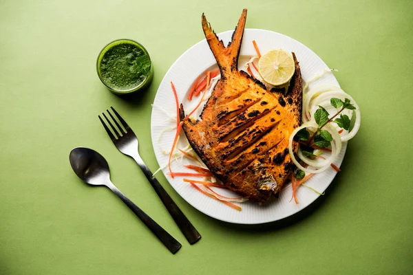 Tandoori Pomfret Fish Cooked Clay Oven Garnished Lemon Mint Cabbage — Stock Photo, Image