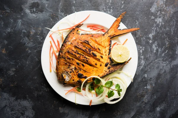 Tandoori Pomfret Pescado Cocinado Horno Barro Decorado Con Limón Menta — Foto de Stock