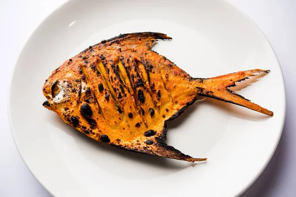 Tandoori Pomfret Fisch Lehmofen Gekocht Und Mit Zitrone Minze Kohl — Stockfoto