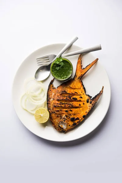 在粘土烤箱中烹制并配以柠檬 卷心菜和胡萝卜沙拉的唐多里庞弗瑞鱼 选择性对焦 — 图库照片