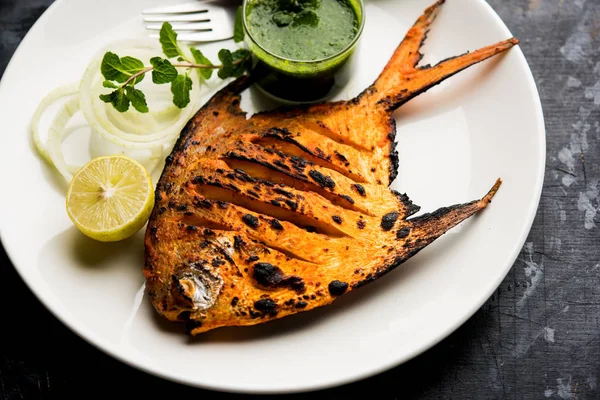 Pesce Tandoori Pomfret Cotto Forno Argilla Guarnito Con Insalata Limone — Foto Stock