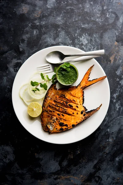 Pesce Tandoori Pomfret Cotto Forno Argilla Guarnito Con Insalata Limone — Foto Stock