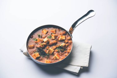 Baharat süzme peynir ile haşlanmış nohut kullanılarak yapılan Chole Paneer köri. Popüler Kuzey Hint tarifi. bir kase ya da hizmet tavada servis. Seçici odak