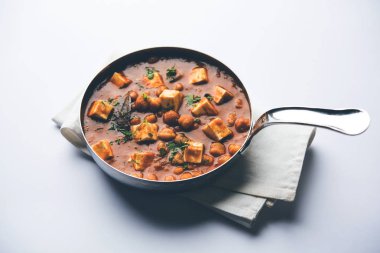 Baharat süzme peynir ile haşlanmış nohut kullanılarak yapılan Chole Paneer köri. Popüler Kuzey Hint tarifi. bir kase ya da hizmet tavada servis. Seçici odak