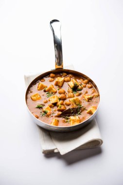 Baharat süzme peynir ile haşlanmış nohut kullanılarak yapılan Chole Paneer köri. Popüler Kuzey Hint tarifi. bir kase ya da hizmet tavada servis. Seçici odak