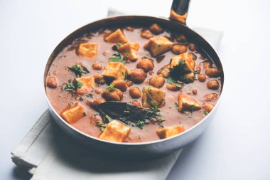 Baharat süzme peynir ile haşlanmış nohut kullanılarak yapılan Chole Paneer köri. Popüler Kuzey Hint tarifi. bir kase ya da hizmet tavada servis. Seçici odak