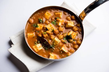 Baharat süzme peynir ile haşlanmış nohut kullanılarak yapılan Chole Paneer köri. Popüler Kuzey Hint tarifi. bir kase ya da hizmet tavada servis. Seçici odak
