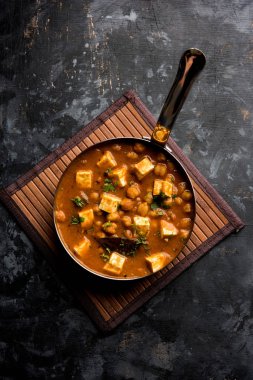 Baharat süzme peynir ile haşlanmış nohut kullanılarak yapılan Chole Paneer köri. Popüler Kuzey Hint tarifi. bir kase ya da hizmet tavada servis. Seçici odak