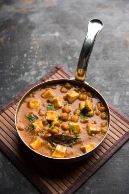 Baharat süzme peynir ile haşlanmış nohut kullanılarak yapılan Chole Paneer köri. Popüler Kuzey Hint tarifi. bir kase ya da hizmet tavada servis. Seçici odak