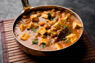Baharat süzme peynir ile haşlanmış nohut kullanılarak yapılan Chole Paneer köri. Popüler Kuzey Hint tarifi. bir kase ya da hizmet tavada servis. Seçici odak
