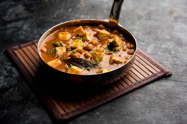 Baharat süzme peynir ile haşlanmış nohut kullanılarak yapılan Chole Paneer köri. Popüler Kuzey Hint tarifi. bir kase ya da hizmet tavada servis. Seçici odak
