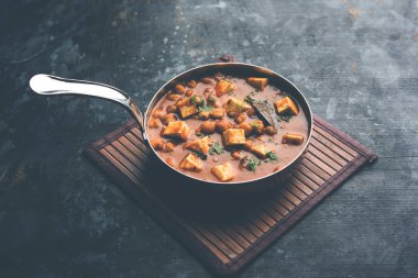 Baharat süzme peynir ile haşlanmış nohut kullanılarak yapılan Chole Paneer köri. Popüler Kuzey Hint tarifi. bir kase ya da hizmet tavada servis. Seçici odak