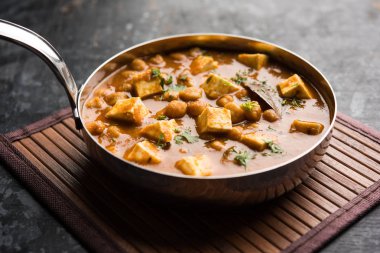 Baharat süzme peynir ile haşlanmış nohut kullanılarak yapılan Chole Paneer köri. Popüler Kuzey Hint tarifi. bir kase ya da hizmet tavada servis. Seçici odak