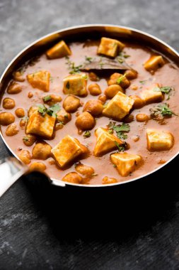 Baharat süzme peynir ile haşlanmış nohut kullanılarak yapılan Chole Paneer köri. Popüler Kuzey Hint tarifi. bir kase ya da hizmet tavada servis. Seçici odak