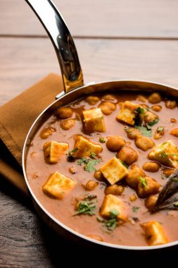 Baharat süzme peynir ile haşlanmış nohut kullanılarak yapılan Chole Paneer köri. Popüler Kuzey Hint tarifi. bir kase ya da hizmet tavada servis. Seçici odak