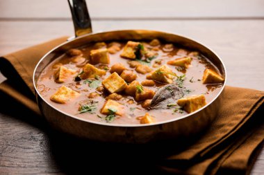 Baharat süzme peynir ile haşlanmış nohut kullanılarak yapılan Chole Paneer köri. Popüler Kuzey Hint tarifi. bir kase ya da hizmet tavada servis. Seçici odak