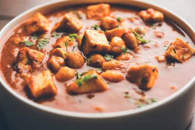 Baharat süzme peynir ile haşlanmış nohut kullanılarak yapılan Chole Paneer köri. Popüler Kuzey Hint tarifi. bir kase ya da hizmet tavada servis. Seçici odak