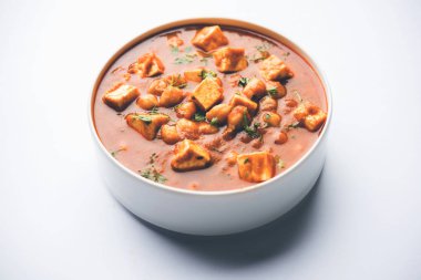 Baharat süzme peynir ile haşlanmış nohut kullanılarak yapılan Chole Paneer köri. Popüler Kuzey Hint tarifi. bir kase ya da hizmet tavada servis. Seçici odak