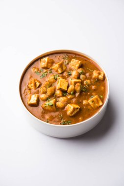 Baharat süzme peynir ile haşlanmış nohut kullanılarak yapılan Chole Paneer köri. Popüler Kuzey Hint tarifi. bir kase ya da hizmet tavada servis. Seçici odak