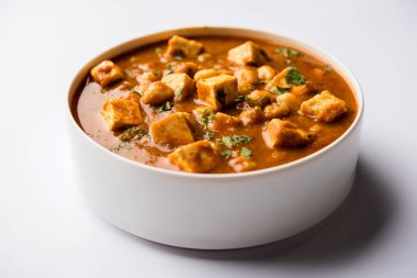 Baharat süzme peynir ile haşlanmış nohut kullanılarak yapılan Chole Paneer köri. Popüler Kuzey Hint tarifi. bir kase ya da hizmet tavada servis. Seçici odak