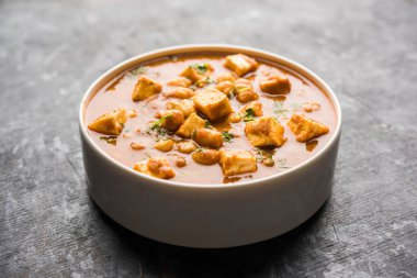 Baharat süzme peynir ile haşlanmış nohut kullanılarak yapılan Chole Paneer köri. Popüler Kuzey Hint tarifi. bir kase ya da hizmet tavada servis. Seçici odak