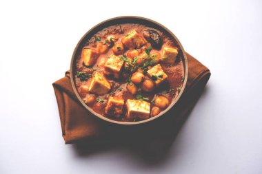 Baharat süzme peynir ile haşlanmış nohut kullanılarak yapılan Chole Paneer köri. Popüler Kuzey Hint tarifi. bir kase ya da hizmet tavada servis. Seçici odak