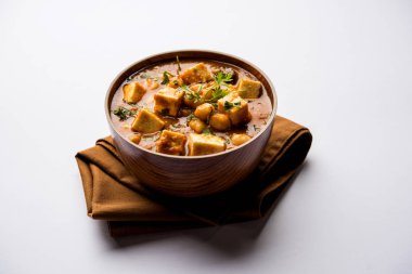 Baharat süzme peynir ile haşlanmış nohut kullanılarak yapılan Chole Paneer köri. Popüler Kuzey Hint tarifi. bir kase ya da hizmet tavada servis. Seçici odak