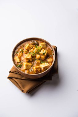 Baharat süzme peynir ile haşlanmış nohut kullanılarak yapılan Chole Paneer köri. Popüler Kuzey Hint tarifi. bir kase ya da hizmet tavada servis. Seçici odak