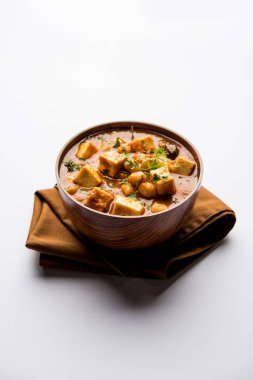 Baharat süzme peynir ile haşlanmış nohut kullanılarak yapılan Chole Paneer köri. Popüler Kuzey Hint tarifi. bir kase ya da hizmet tavada servis. Seçici odak