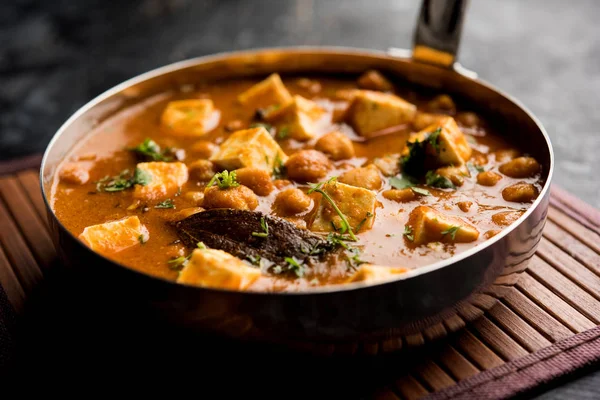 Baharat süzme peynir ile haşlanmış nohut kullanılarak yapılan Chole Paneer köri. Popüler Kuzey Hint tarifi. bir kase ya da hizmet tavada servis. Seçici odak