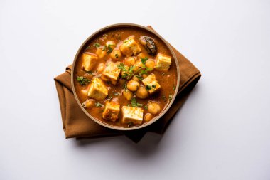 Baharat süzme peynir ile haşlanmış nohut kullanılarak yapılan Chole Paneer köri. Popüler Kuzey Hint tarifi. bir kase ya da hizmet tavada servis. Seçici odak