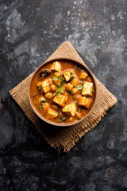 Baharat süzme peynir ile haşlanmış nohut kullanılarak yapılan Chole Paneer köri. Popüler Kuzey Hint tarifi. bir kase ya da hizmet tavada servis. Seçici odak