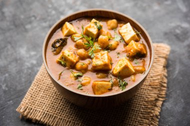 Baharat süzme peynir ile haşlanmış nohut kullanılarak yapılan Chole Paneer köri. Popüler Kuzey Hint tarifi. bir kase ya da hizmet tavada servis. Seçici odak