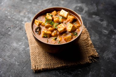 Baharat süzme peynir ile haşlanmış nohut kullanılarak yapılan Chole Paneer köri. Popüler Kuzey Hint tarifi. bir kase ya da hizmet tavada servis. Seçici odak