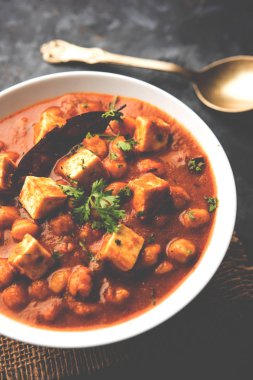 Baharat süzme peynir ile haşlanmış nohut kullanılarak yapılan Chole Paneer köri. Popüler Kuzey Hint tarifi. bir kase ya da hizmet tavada servis. Seçici odak