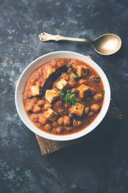 Baharat süzme peynir ile haşlanmış nohut kullanılarak yapılan Chole Paneer köri. Popüler Kuzey Hint tarifi. bir kase ya da hizmet tavada servis. Seçici odak