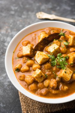 Baharat süzme peynir ile haşlanmış nohut kullanılarak yapılan Chole Paneer köri. Popüler Kuzey Hint tarifi. bir kase ya da hizmet tavada servis. Seçici odak