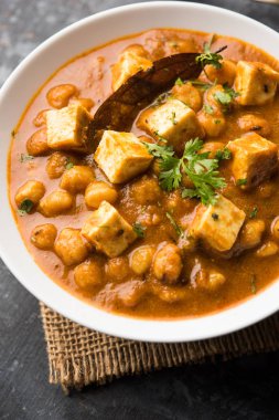 Baharat süzme peynir ile haşlanmış nohut kullanılarak yapılan Chole Paneer köri. Popüler Kuzey Hint tarifi. bir kase ya da hizmet tavada servis. Seçici odak