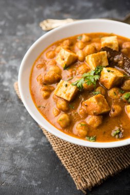 Baharat süzme peynir ile haşlanmış nohut kullanılarak yapılan Chole Paneer köri. Popüler Kuzey Hint tarifi. bir kase ya da hizmet tavada servis. Seçici odak