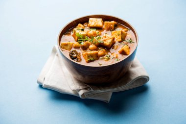 Baharat süzme peynir ile haşlanmış nohut kullanılarak yapılan Chole Paneer köri. Popüler Kuzey Hint tarifi. bir kase ya da hizmet tavada servis. Seçici odak