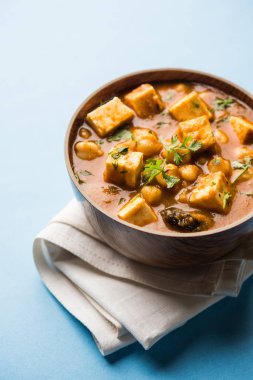 Baharat süzme peynir ile haşlanmış nohut kullanılarak yapılan Chole Paneer köri. Popüler Kuzey Hint tarifi. bir kase ya da hizmet tavada servis. Seçici odak