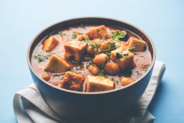 Baharat süzme peynir ile haşlanmış nohut kullanılarak yapılan Chole Paneer köri. Popüler Kuzey Hint tarifi. bir kase ya da hizmet tavada servis. Seçici odak