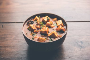 Baharat süzme peynir ile haşlanmış nohut kullanılarak yapılan Chole Paneer köri. Popüler Kuzey Hint tarifi. bir kase ya da hizmet tavada servis. Seçici odak