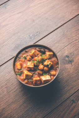 Baharat süzme peynir ile haşlanmış nohut kullanılarak yapılan Chole Paneer köri. Popüler Kuzey Hint tarifi. bir kase ya da hizmet tavada servis. Seçici odak