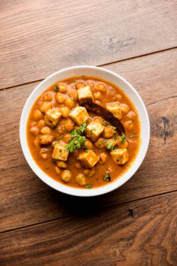 Baharat süzme peynir ile haşlanmış nohut kullanılarak yapılan Chole Paneer köri. Popüler Kuzey Hint tarifi. bir kase ya da hizmet tavada servis. Seçici odak