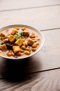 Baharat süzme peynir ile haşlanmış nohut kullanılarak yapılan Chole Paneer köri. Popüler Kuzey Hint tarifi. bir kase ya da hizmet tavada servis. Seçici odak