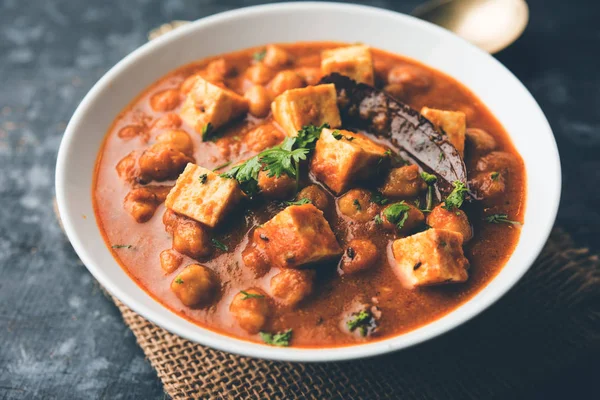 Baharat Süzme Peynir Ile Haşlanmış Nohut Kullanılarak Yapılan Chole Paneer — Stok fotoğraf