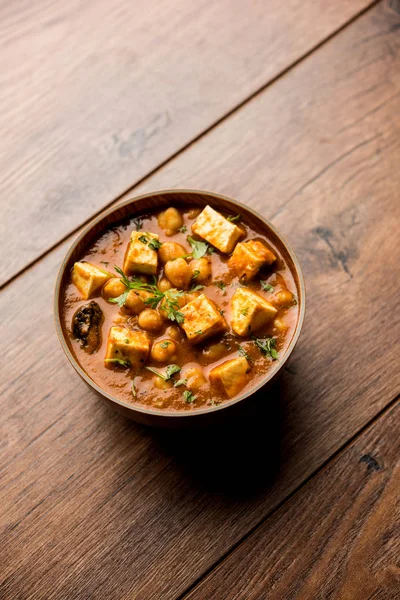 胆汁パニール カレー スパイスとカッテージ チーズと茹でたひよこ豆を使用しました 人気のある北インドのレシピ ボウルや料理鍋でお召し上がりいただけます 選択と集中 — ストック写真