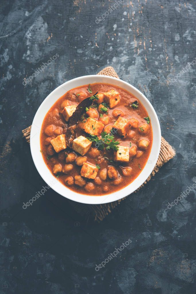 Chole Paneer curry hecho con garbanzo hervido con queso cottage con